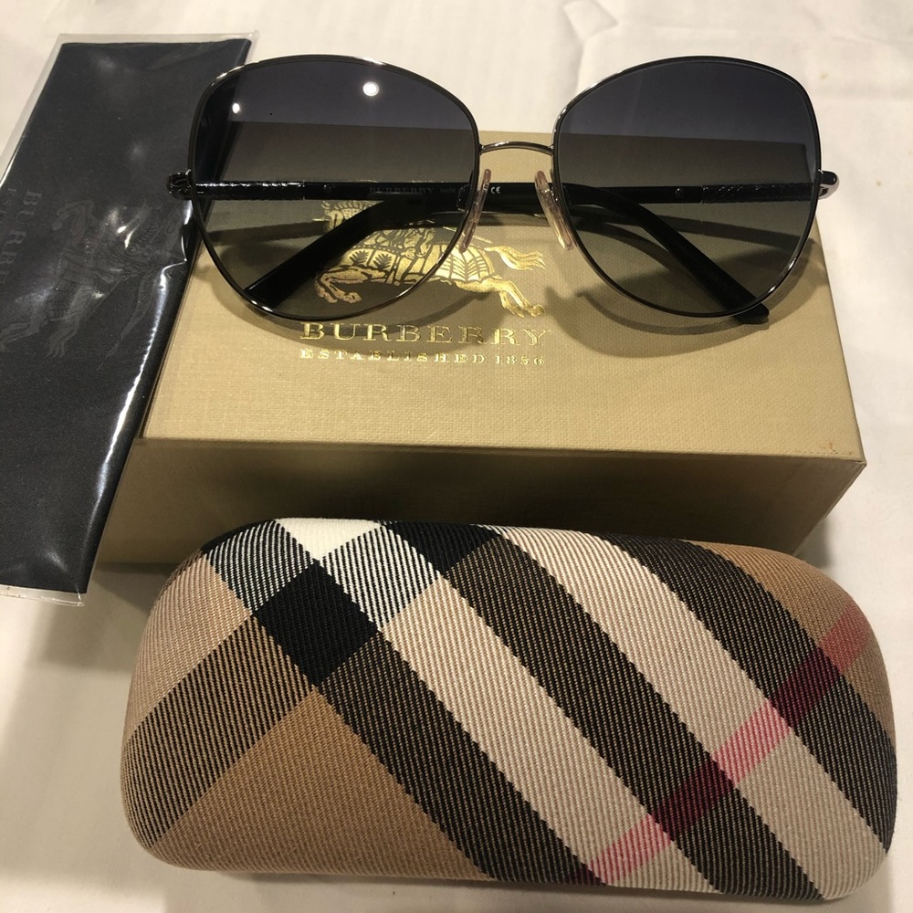 Burberry Women 😎 sunglasses 🦋